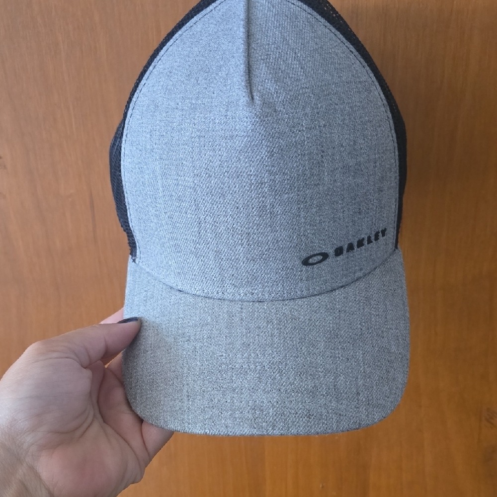 Oakley Two-Tone Gray and Black Snapback Cap